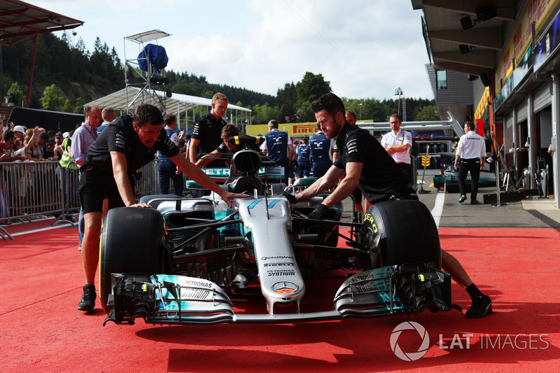 Mercedes AMG F1 mechanics, Mercedes-Benz F1 W08 in pit lane