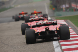 Max Verstappen, Red Bull Racing RB13, devant Kimi Raikkonen, Ferrari SF70H, et Sebastian Vettel, Ferrari SF70H