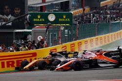 Nico Hulkenberg, Renault Sport F1 Team RS17, Sergio Perez, Sahara Force India F1 VJM10, Fernando Alonso, McLaren MCL32, get involved in a three-way fight in to the first corner