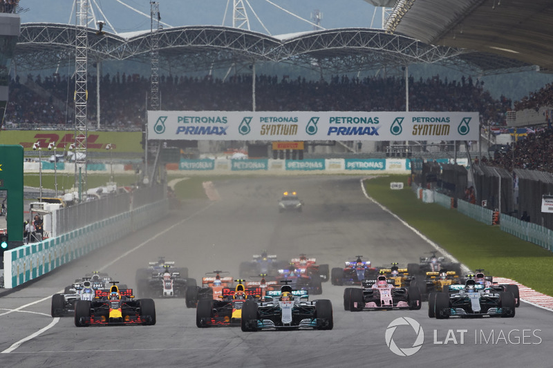Lewis Hamilton, Mercedes AMG F1 W08, Max Verstappen, Red Bull Racing RB13, Daniel Ricciardo, Red Bull Racing RB13, Valtteri Bottas, Mercedes AMG F1 W08 at the start