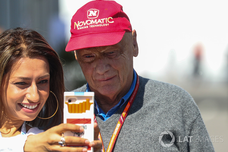 Niki Lauda, Mercedes AMG F1 Non-Executive Chairman fans selfie