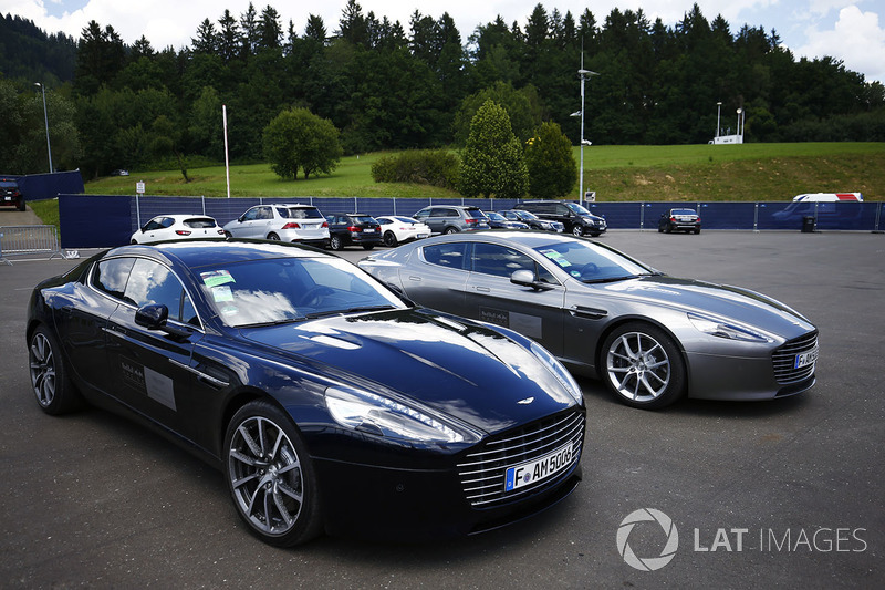 Пара автомобилей Aston Martin команды Red Bull в паддоке