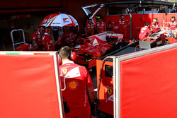 Kimi Raikkonen, Ferrari SF70H detrás de las pantallas en los boxes