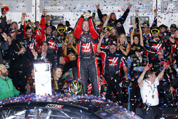 Kurt Busch, Stewart-Haas Racing Ford, celebra en Victory Lane