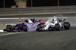 Lance Stroll, Williams FW40, collides with Carlos Sainz Jr., Scuderia Toro Rosso STR12
