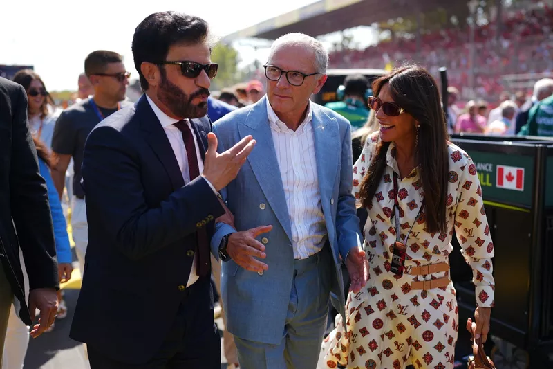 Mohammed Ben Sulayem, presidente de la FIA; Stefano Domenicali, presidente y director ejecutivo de Fórmula 1