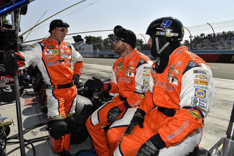 Chase Elliott, Hendrick Motorsports, Chevrolet Camaro SunEnergy1 crew