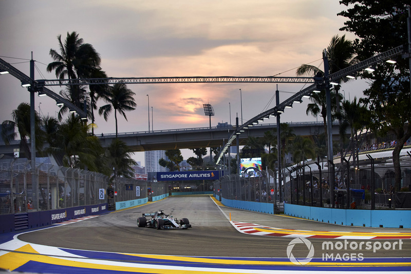 1. Lewis Hamilton, Mercedes AMG F1 W09 EQ Power+
