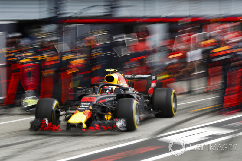 Max Verstappen, Red Bull Racing RB14 Tag Heuer, au stand