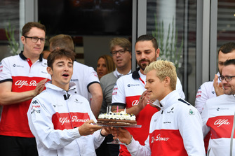La Sauber festeggia con Marcus Ericsson, Sauber e Charles Leclerc, Sauber