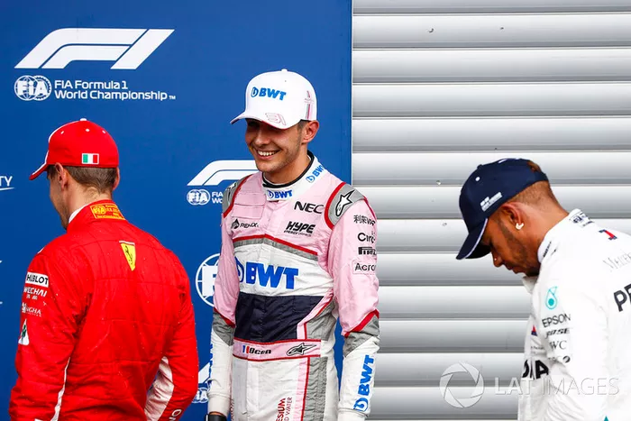 Sebastian Vettel, Ferrari, con Esteban Ocon, Racing Point Force India VJM1, y Lewis Hamilton, Mercedes AMG F1