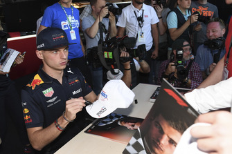 Max Verstappen, Red Bull Racing firma autógrafos