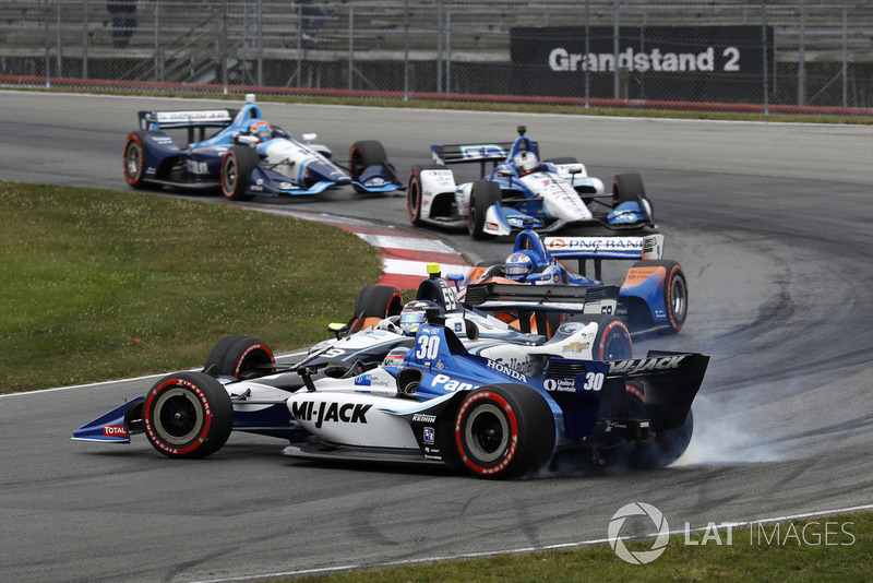 Max Chilton, Carlin Chevrolet, in testacoda, colpisce Takuma Sato, Rahal Letterman Lanigan Racing Honda