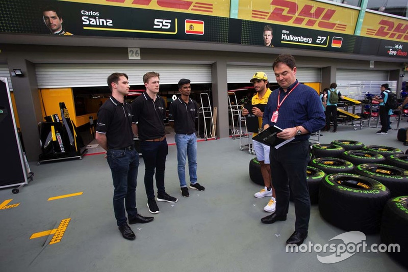 Des participants du programme Infiniti Engineering Academy  avec James Allen et Carlos Sainz Jr., Renault Sport F1 Team