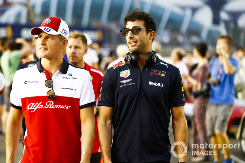 Marcus Ericsson, Sauber, y Daniel Ricciardo, Red Bull Racing, en el desfile de pilotos
