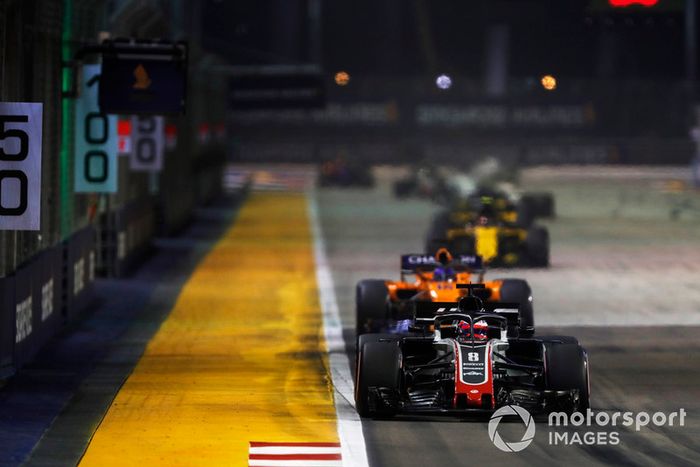 Romain Grosjean, Haas F1 Team VF-18, Fernando Alonso, McLaren MCL33