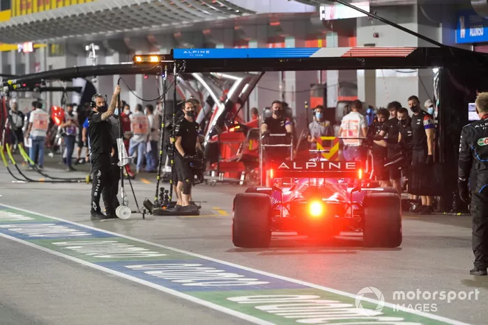 Fernando Alonso, Alpine A521, en pits