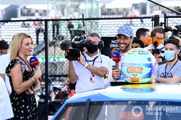 Daniel Ricciardo, McLaren, en el coche de Dale Earnhardt Wrangler Chevrolet Monte Carlo NASCAR de 1984