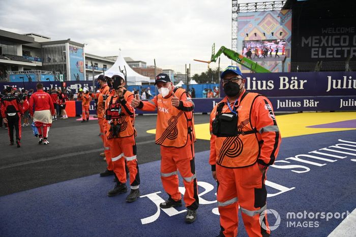 Oficiales de pista en la parrilla antes de la carrera