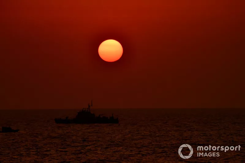Una nave al largo al tramonto