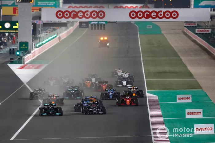 Arrancada: Lewis Hamilton, Mercedes W12, Pierre Gasly, AlphaTauri AT02, Fernando Alonso, Alpine A521, Lando Norris, McLaren MCL35M, Carlos Sainz Jr., Ferrari SF21 y el resto