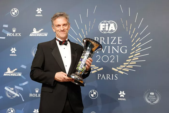 James Allison, director técnico de Mercedes con el trofeo de constructores de la F1 2021