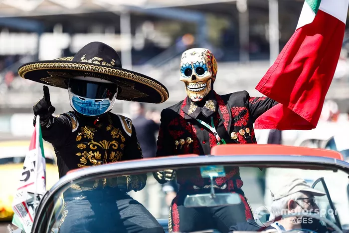 Mario Achi y Fermín La Calaca en el desfile previo a la carrera