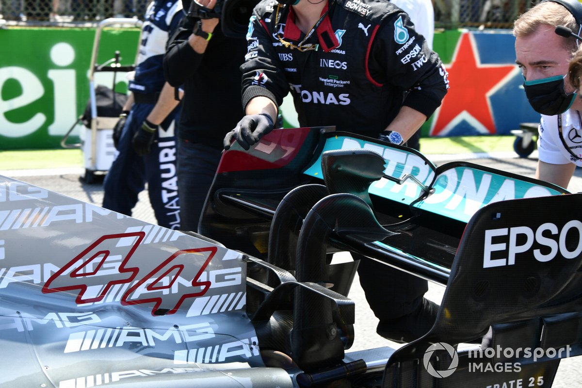 Mechanics on the grid with the car of Lewis Hamilton, Mercedes W12