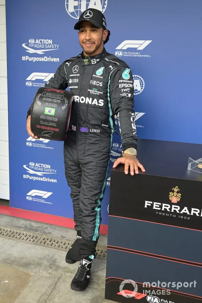 Lewis Hamilton, de Mercedes, con su premio Pirelli Speed King