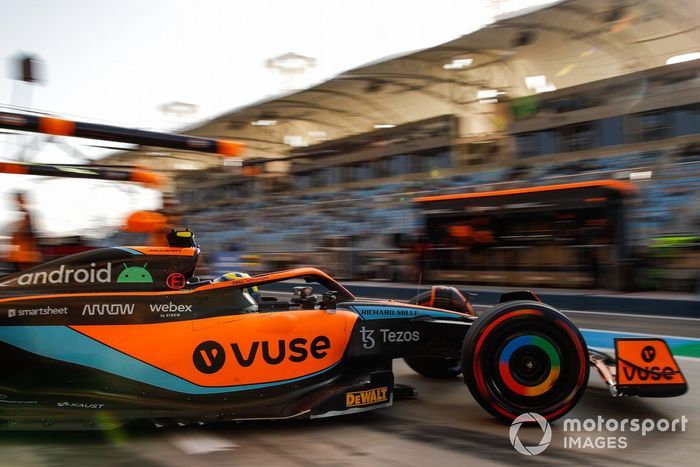 Lando Norris, McLaren MCL36, sale del garaje