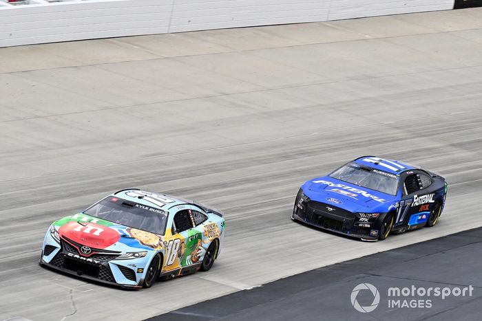Kyle Busch, Joe Gibbs Racing, M&M's Crunchy Cookie Toyota Camry, Chris Buescher, RFK Racing, Fastenal Ford Mustang