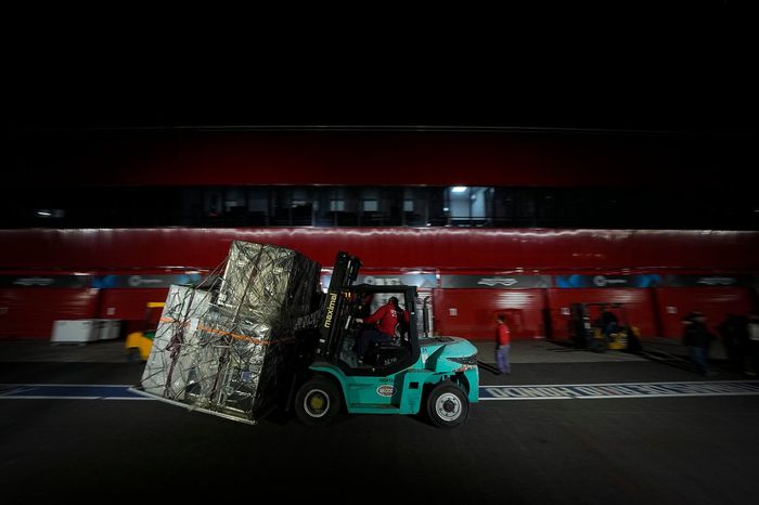 Llegada de carga de los equipos de MotoGP al circuito