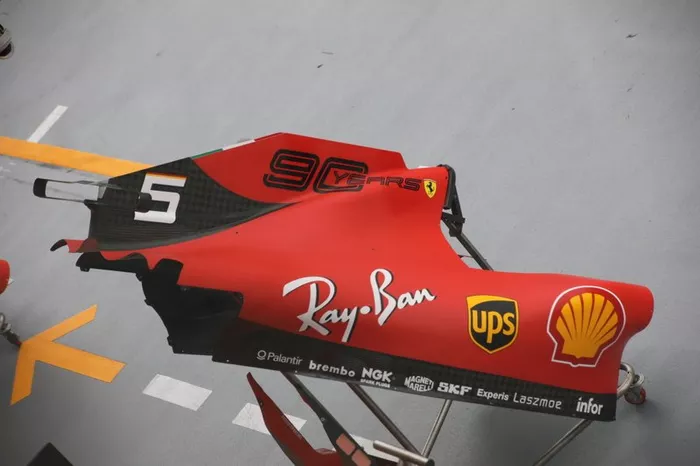 Ferrari SF90, tampa do motor