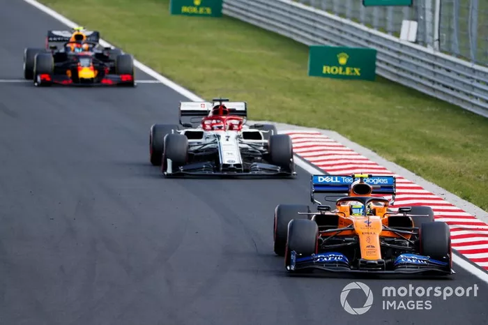 Lando Norris, McLaren MCL34, lidera Kimi Raikkonen, Alfa Romeo Racing C38, y Pierre Gasly, Red Bull Racing RB15