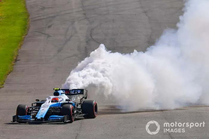 Robert Kubica, Williams FW42, se estaciona con problemas técnicos y una gran columna de humo