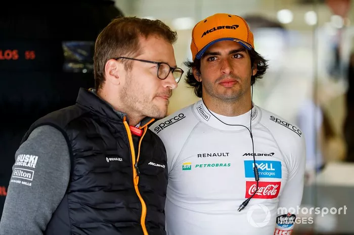 Andreas Seidl, Director de Equipo, McLaren, y Carlos Sainz Jr, McLaren