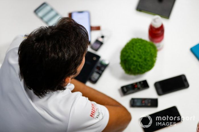 Carlos Sainz Jr., McLaren, con los medios