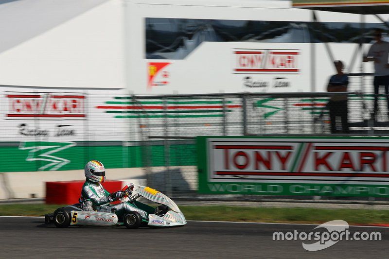 Sebastian Vettel probando con Tony Kart