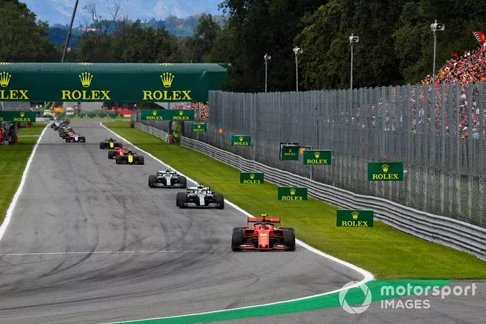 Charles Leclerc, Ferrari SF90, lidera Lewis Hamilton, Mercedes AMG F1 W10, y Valtteri Bottas, Mercedes AMG W10.