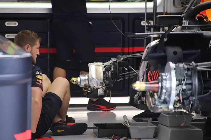 Detalhe do encaixe da roda da Red Bull