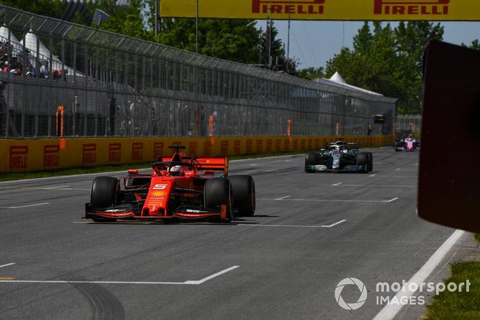 Sebastian Vettel, Ferrari SF90, precede Lewis Hamilton, Mercedes AMG F1 W10