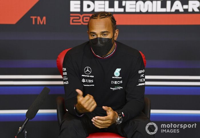 Ganador de la pole Lewis Hamilton, Mercedes, en la conferencia de prensa