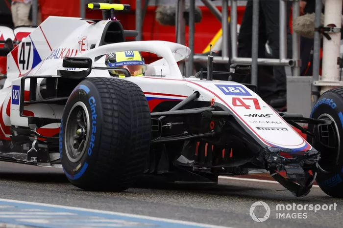 Mick Schumacher, Haas VF-21, con un alerón delantero dañado