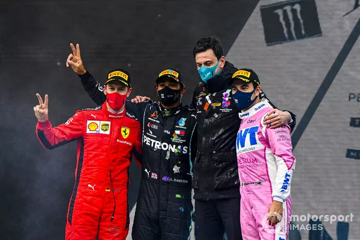 Podio: ganador y campeón del mundo Lewis Hamilton, Mercedes-AMG F1 con Toto Wolff, Director Ejecutivo Mercedes AMG, segundo lugar Sergio Pérez, Racing Point, y tercer lugar Sebastián Vettel, Ferrari