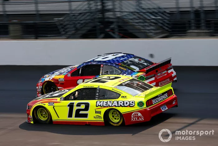 Kyle Busch, Joe Gibbs Racing, Toyota Camry Skittles Red White & Blue, Ryan Blaney, Team Penske, Ford Mustang Menards/Atlas