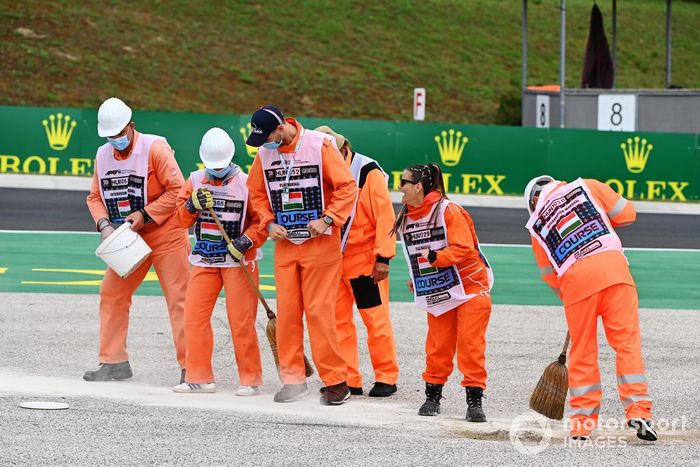 Los comisarios limpian la pista del Hungaroring tras varios incidentes