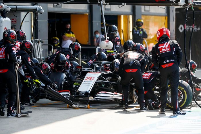 Kevin Magnussen, Haas VF-20 pit stop