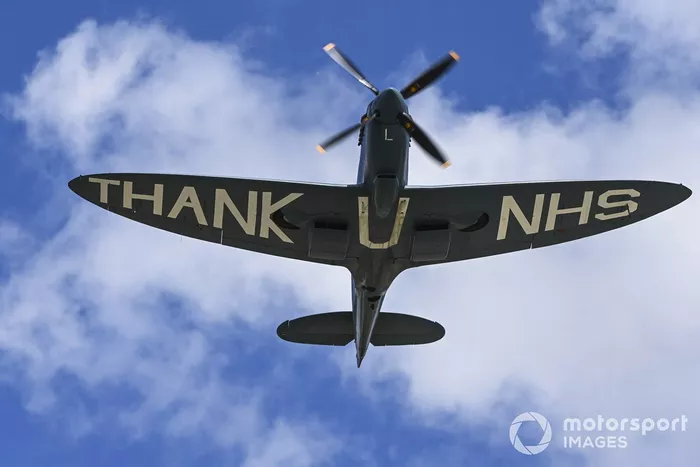 Un Supermarine Spitfire PR.XI vuela sobre el circuito agradeciendo al NHS por la pandemia de Covid-19