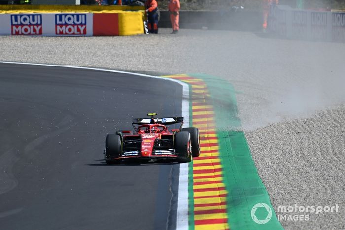 Carlos Sainz, Ferrari SF-24, se va a la grava