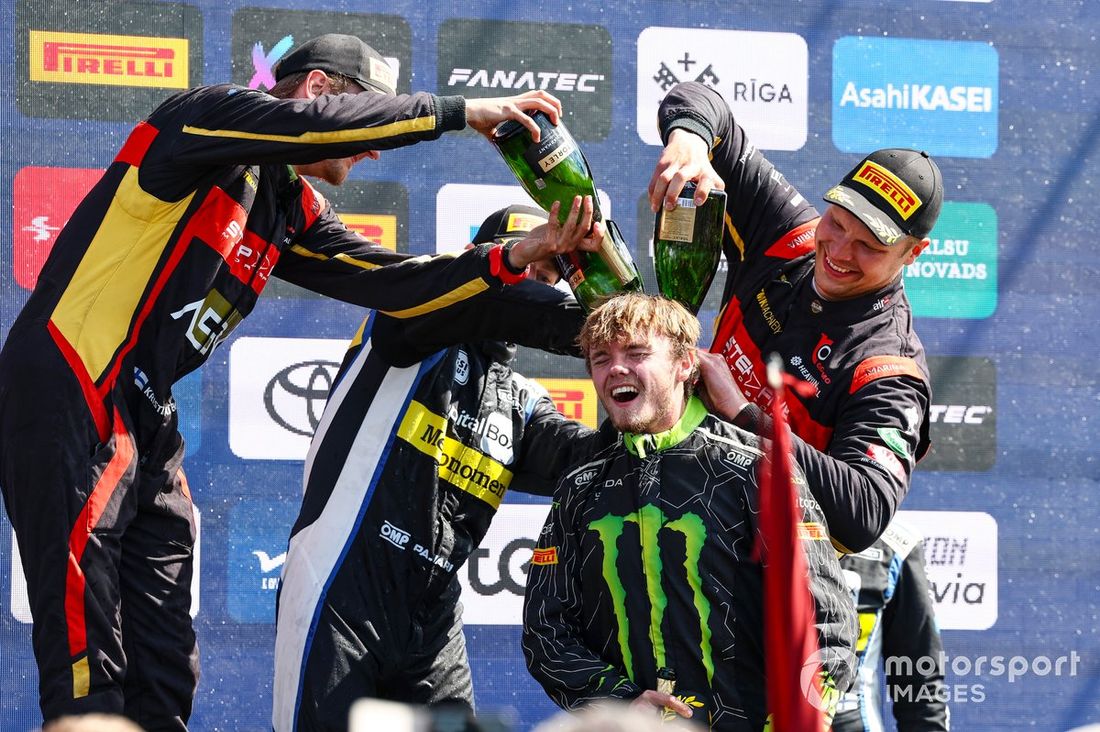 Podium WRC2: Zwycięzca Oliver Solberg, Elliott Edmondson, Toksport WRT Skoda Fabia Evo Rally2 